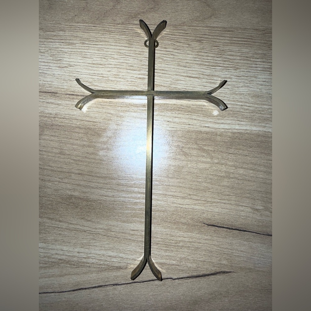 Vintage 7.5” Solid Brass Wall Hanging Cross Curved Ends P - Picture 1 of 4